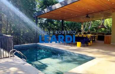 Imagem: A casa em condomínio possui 5 Dormitórios, 5 Banheiros, 5