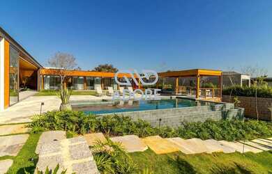 Imagem: A casa em condomínio à venda possui 5 Dormitórios, 5 Banheiros