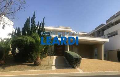 Imagem: A casa em condomínio possui 4 Dormitórios, 5 Banheiros, 4