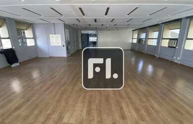 Imagem: O depósito possui 3 Vagas na garagem, 340m² de Área e está