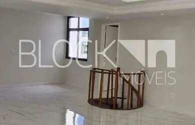 Imagem: O apartamento possui 3 Dormitórios, 1 Banheiro, 2 Vagas na