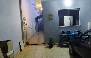 Imagem: A casa possui 2 Dormitórios, 1 Banheiro, 2 Vagas na garagem