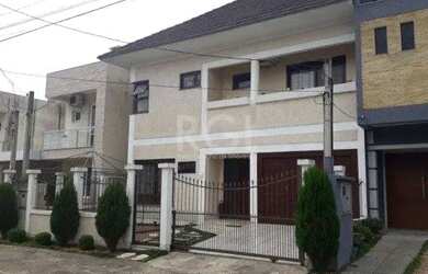 Imagem: A casa possui 3 Dormitórios, 3 Banheiros, 2 Vagas na garagem