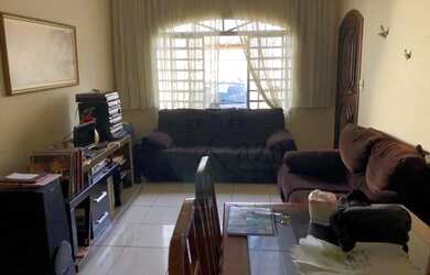 Imagem: A casa possui 2 Dormitórios, 2 Banheiros, 2 Vagas na garagem