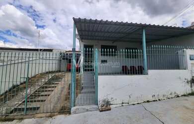 Imagem: A casa possui 2 Dormitórios, 1 Banheiro, 2 Vagas na garagem