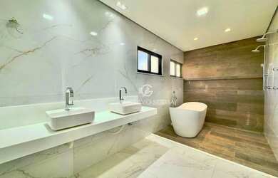 Imagem: A casa possui 5 Dormitórios, 5 Banheiros, 4 Vagas na garagem