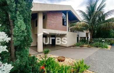 Imagem: A casa em condomínio possui 4 Dormitórios, 5 Banheiros, 4