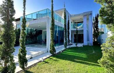 Imagem: A casa em condomínio possui 4 Dormitórios, 5 Banheiros, 4