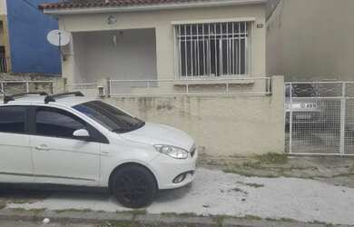 Imagem: A casa possui 2 Dormitórios, 2 Banheiros, 2 Vagas na garagem