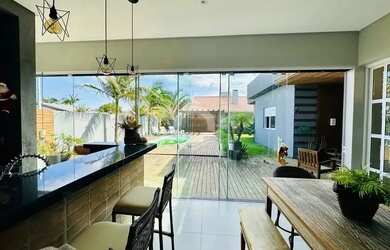 Imagem: A casa possui 3 Dormitórios, 4 Banheiros, 2 Vagas na garagem