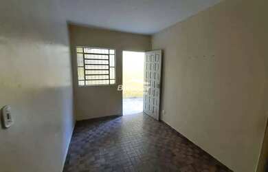 Imagem: A casa possui 1 Dormitório, 1 Banheiro, 1 Vaga na garagem