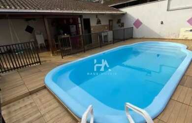 Imagem: A casa possui 3 Dormitórios, 2 Banheiros, 4 Vagas na garagem