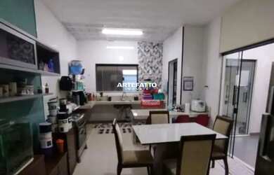 Imagem: A casa possui 3 Dormitórios, 2 Banheiros, 4 Vagas na garagem