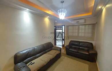 Imagem: A casa possui 3 Dormitórios, 2 Banheiros, 3 Vagas na garagem