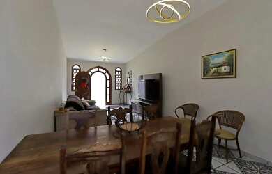 Imagem: A casa possui 5 Dormitórios, 3 Banheiros, 5 Vagas na garagem