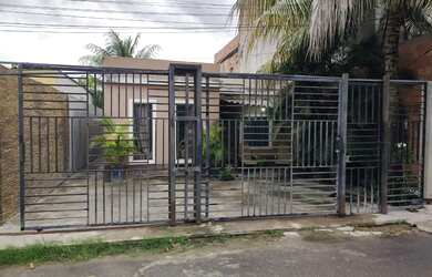 Imagem: A casa possui 2 Dormitórios, 2 Banheiros, 3 Vagas na garagem