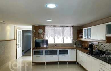 Imagem: A casa possui 3 Dormitórios, 2 Banheiros, 242m² de Área