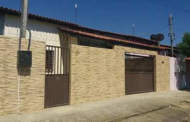 Imagem: A casa possui 3 Dormitórios, 2 Banheiros, 1 Vaga na garagem