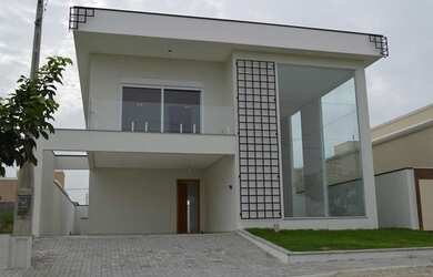 Imagem: A casa em condomínio possui 4 Dormitórios, 4 Banheiros, 4