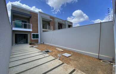 Imagem: A casa possui 3 Dormitórios, 3 Banheiros, 3 Vagas na garagem