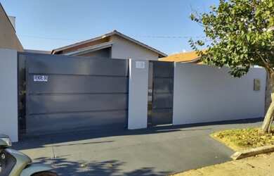 Imagem: A casa possui 2 Dormitórios, 2 Banheiros, 2 Vagas na garagem