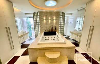 Imagem: A casa em condomínio possui 4 Dormitórios, 5 Banheiros, 4