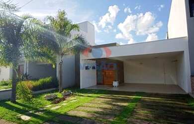 Imagem: A casa possui 3 Dormitórios, 3 Banheiros, 4 Vagas na garagem