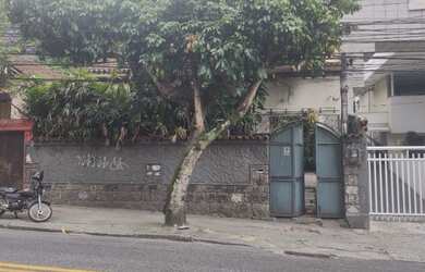 Imagem: A casa possui 3 Dormitórios, 3 Banheiros, 3 Vagas na garagem