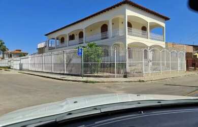 Imagem: A casa possui 5 Dormitórios, 5 Banheiros, 5 Vagas na garagem