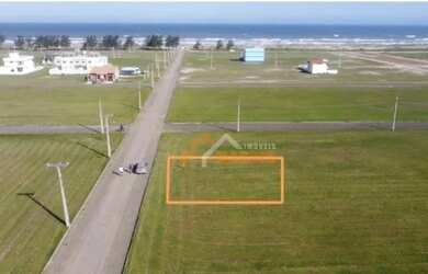 Imagem: O terreno possui 300m² de Área e está localizado em Balneário