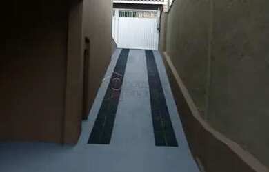 Imagem: A casa possui 4 Dormitórios, 4 Banheiros, 5 Vagas na garagem