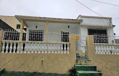 Imagem: A casa possui 3 Dormitórios, 1 Banheiro, 2 Vagas na garagem