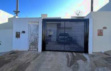 Imagem: A casa possui 3 Dormitórios, 1 Banheiro, 2 Vagas na garagem