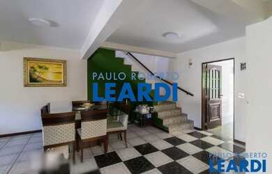 Imagem: A casa possui 3 Dormitórios, 4 Banheiros, 3 Vagas na garagem