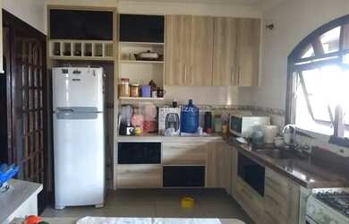 Imagem: A casa possui 4 Dormitórios, 3 Banheiros, 2 Vagas na garagem