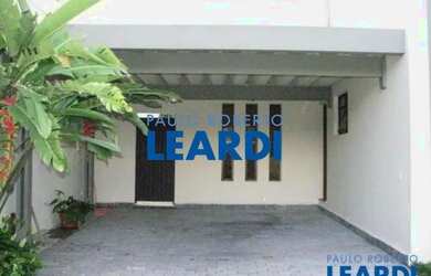 Imagem: A casa possui 4 Dormitórios, 5 Banheiros, 4 Vagas na garagem