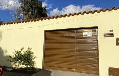 Imagem: A casa possui 3 Dormitórios, 2 Banheiros, 3 Vagas na garagem