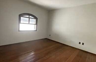 Imagem: A casa possui 3 Dormitórios, 2 Banheiros, 1 Vaga na garagem