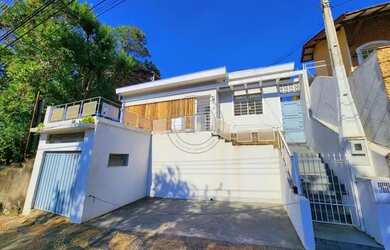 Imagem: A casa possui 3 Dormitórios, 1 Banheiro, 2 Vagas na garagem