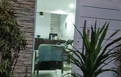 Imagem: A casa possui 4 Dormitórios, 2 Banheiros, 1 Vaga na garagem