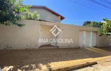 Imagem: A casa possui 3 Dormitórios, 2 Banheiros, 1 Vaga na garagem