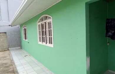 Imagem: A casa possui 2 Dormitórios, 1 Banheiro, 2 Vagas na garagem