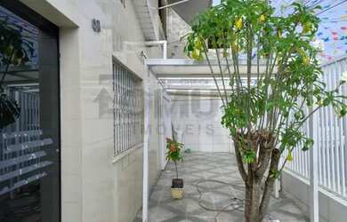 Imagem: A casa possui 4 Dormitórios, 3 Banheiros, 2 Vagas na garagem