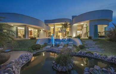 Imagem: A casa em condomínio possui 4 Dormitórios, 5 Banheiros e 650m²