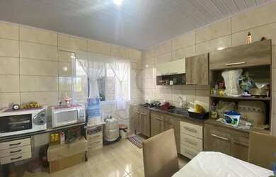 Imagem: A casa possui 2 Dormitórios, 1 Banheiro, 2 Vagas na garagem