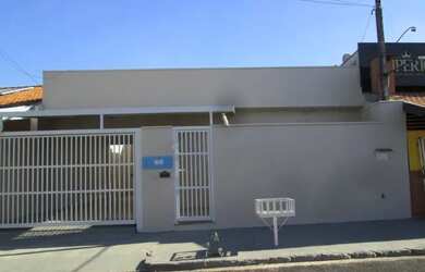 Imagem: A casa possui 3 Dormitórios, 2 Banheiros, 1 Vaga na garagem