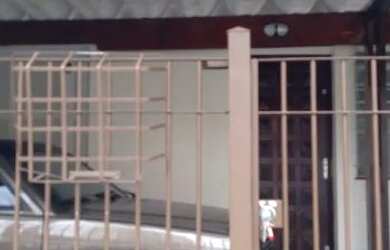 Imagem: A casa possui 2 Dormitórios, 2 Banheiros, 2 Vagas na garagem