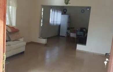 Imagem: A casa possui 4 Dormitórios, 2 Banheiros, 4 Vagas na garagem