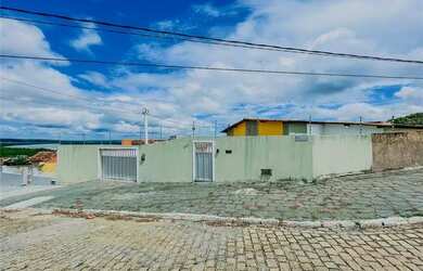 Imagem: A casa possui 3 Dormitórios, 3 Banheiros, 2 Vagas na garagem