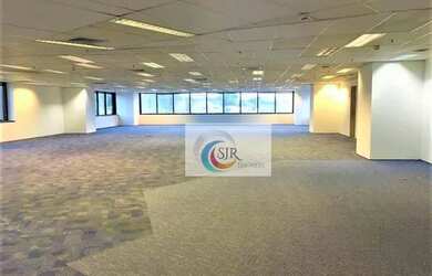 Imagem 3: Sala comercial de 218 m² com 4 vagas de garagem. Piso elevado com carpete,...